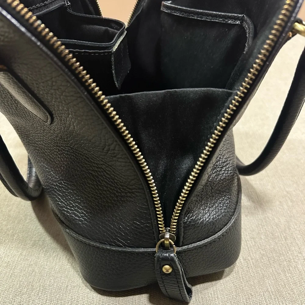 Black Leather Zip Up Purse - Picture 4 of 10
